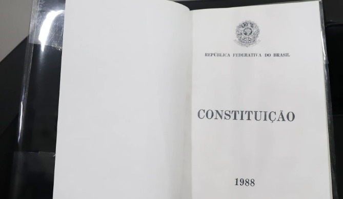 Homem que furtou réplica da Constituição durante atos golpistas é preso
