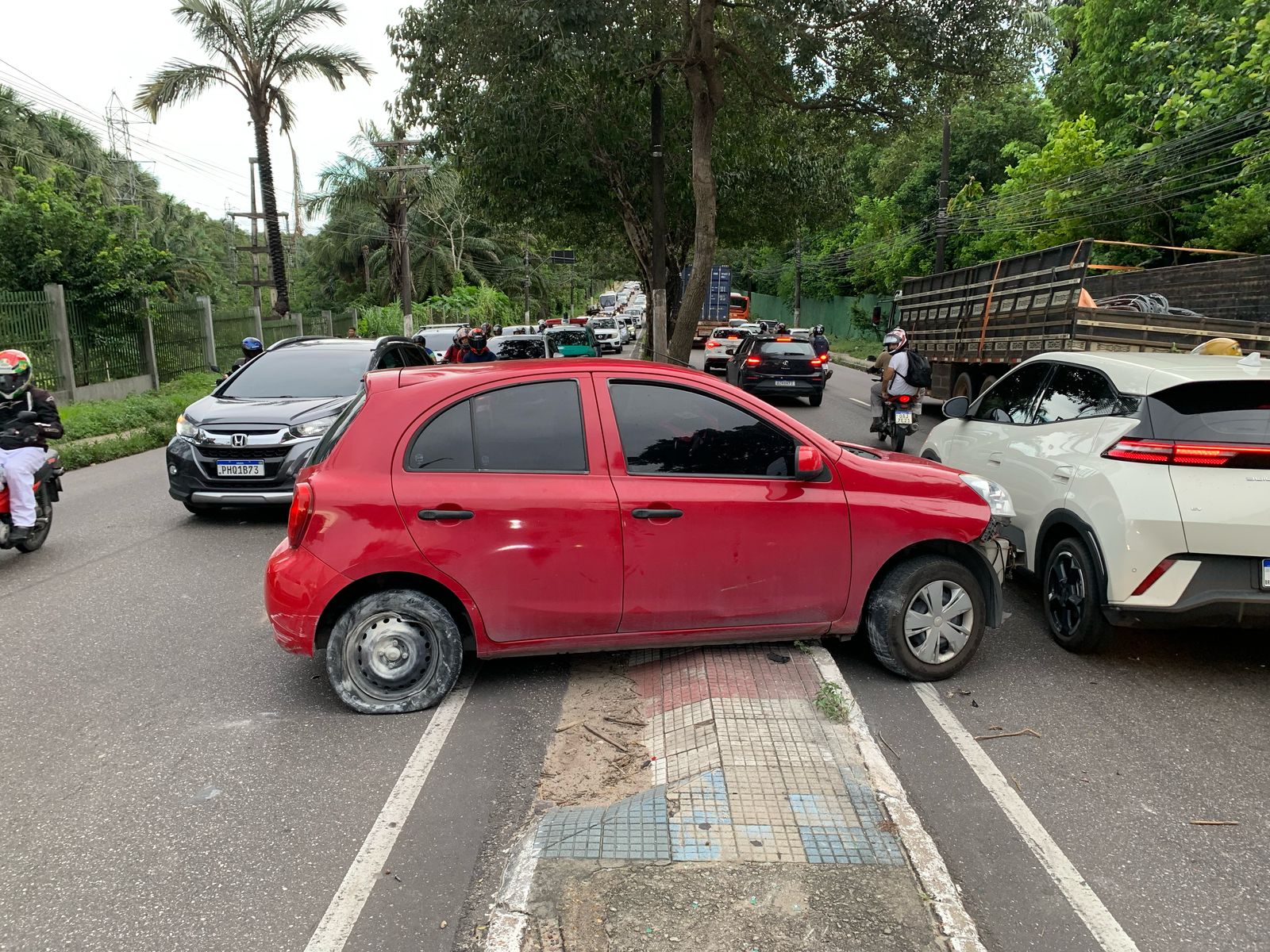 Caminhão atinge carro e mulher fica ferida em acidente na Rodrigo Otávio