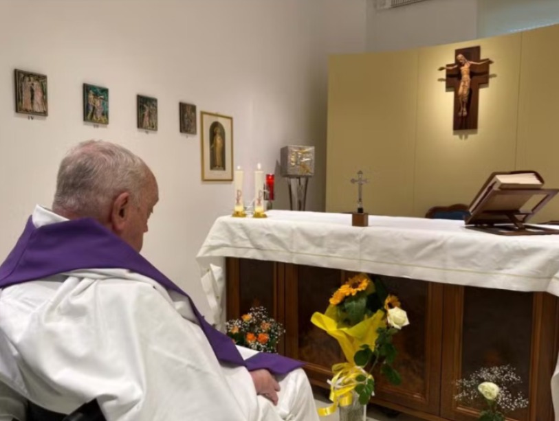 Papa Francisco precisa 'reaprender a falar' após tratamento, diz cardeal