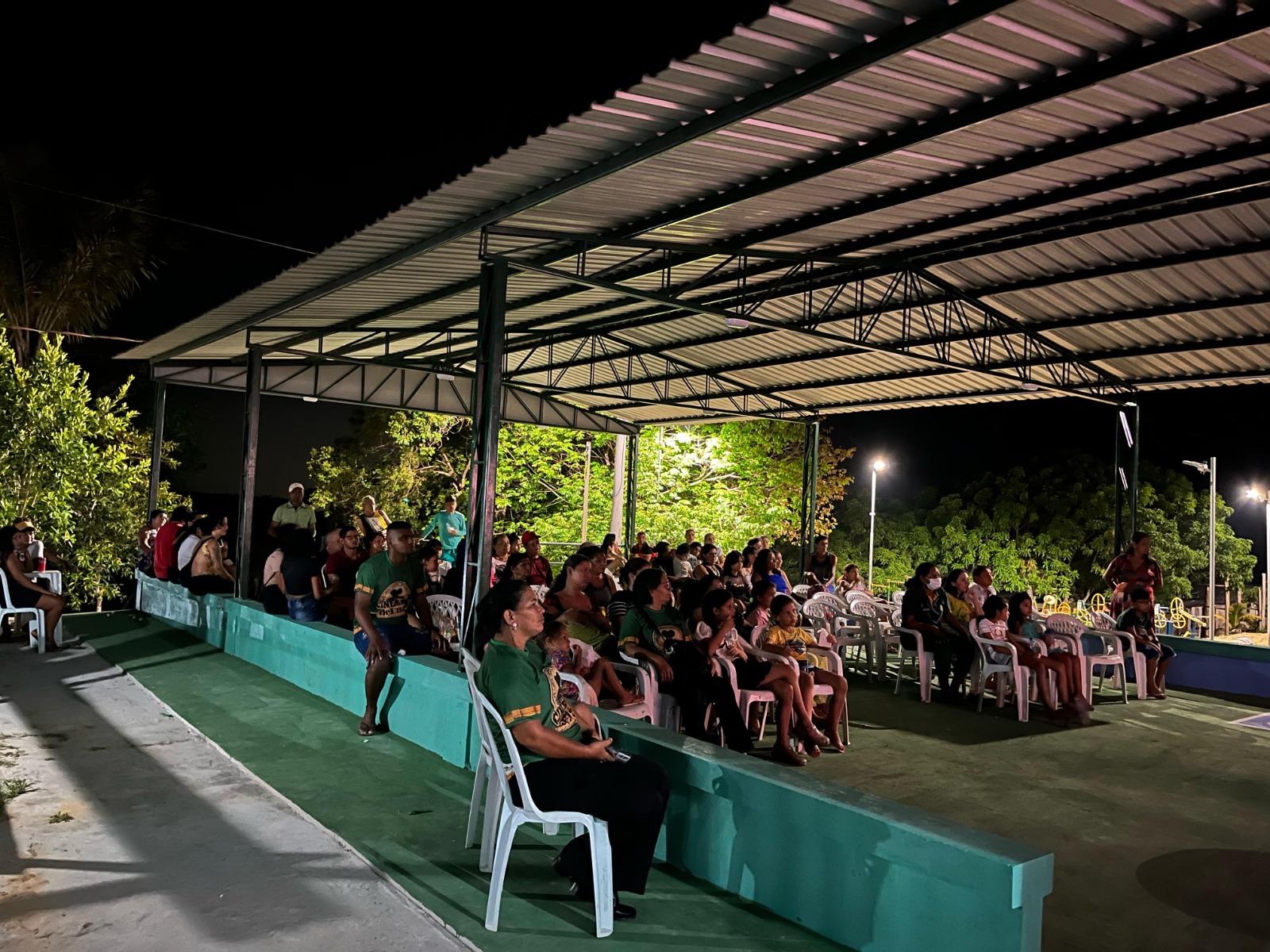 Comunidades ribeirinhas de Manaus recebem cinema de rua