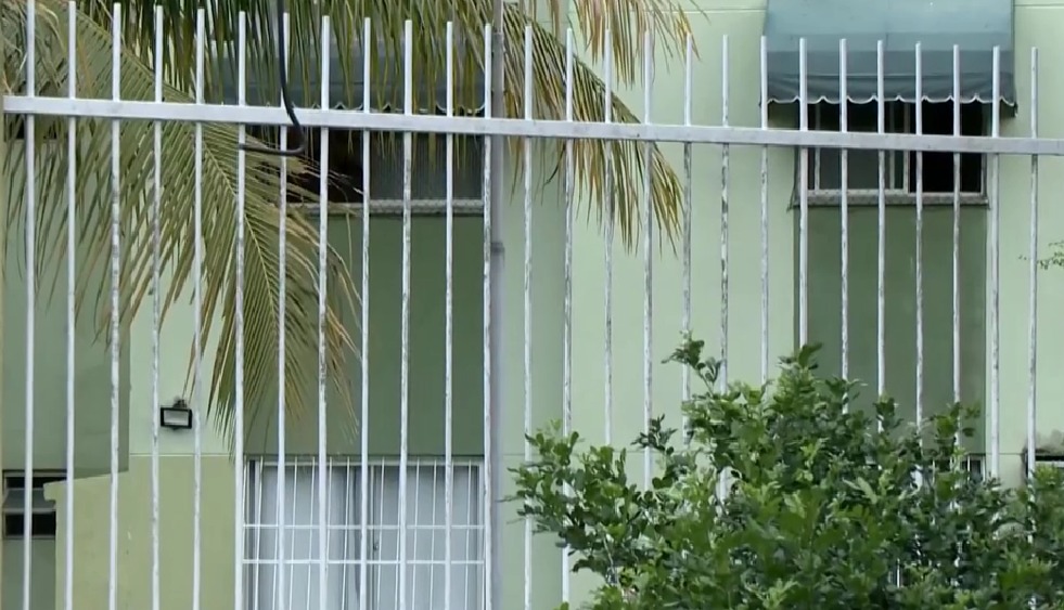 Adolescente mata irmão de 7 anos a facadas em apartamento