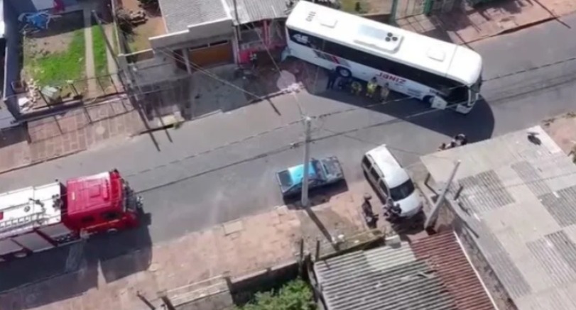 Ônibus desgovernado mata pai e filha; motorista é linchado