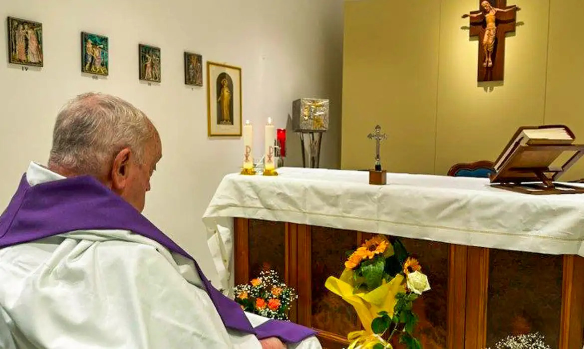 Médicos cogitaram suspender tratamento após papa ficar à beira da morte