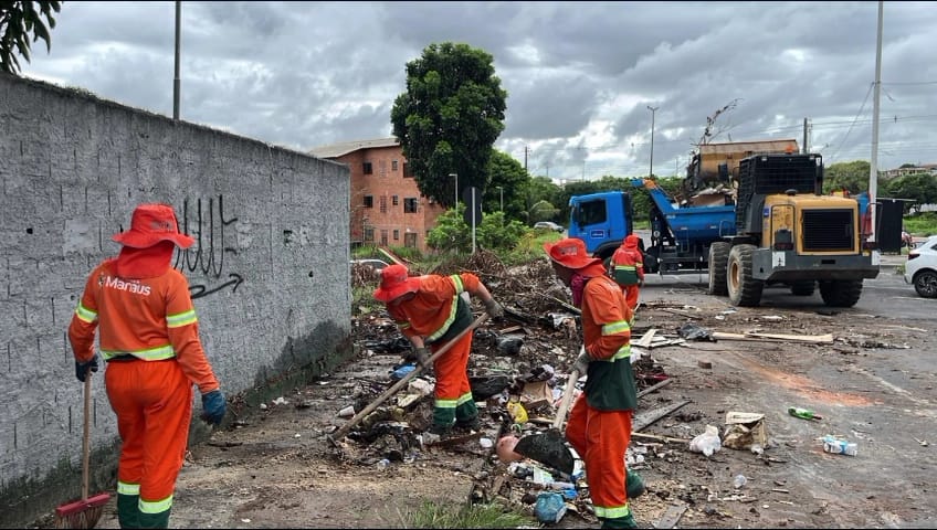 Lixeiras irregulares são desfeitas para prevenir alagamentos em Manaus