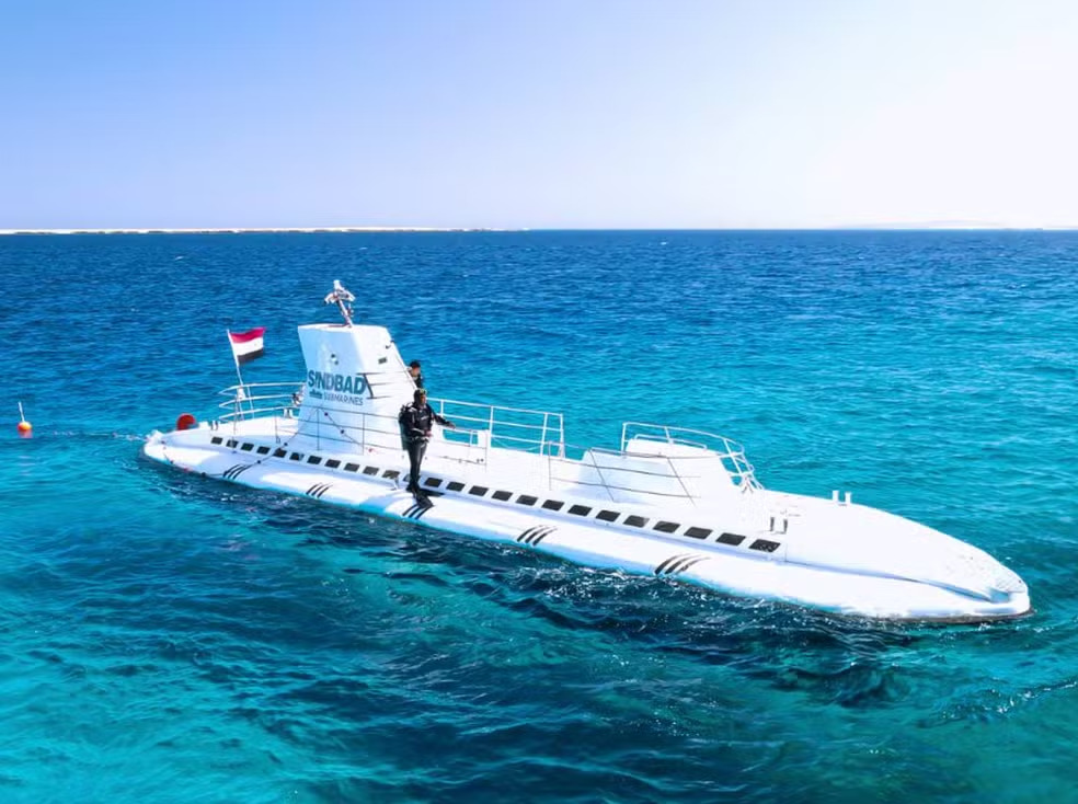 Submarino com turistas naufraga no Egito e deixa seis mortos