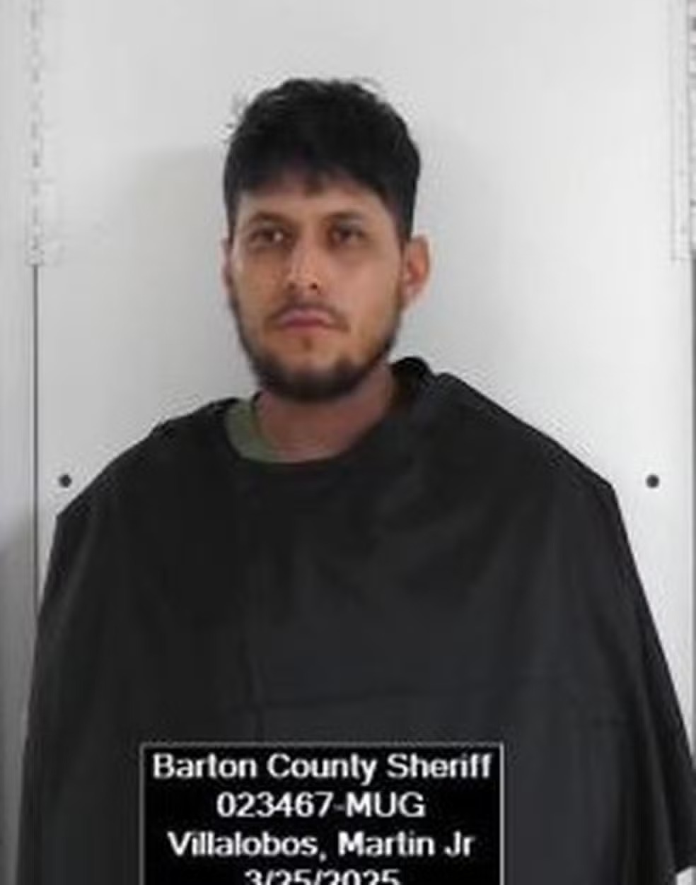 Criança diz ter 'monstro embaixo da cama' e babá encontra homem escondido