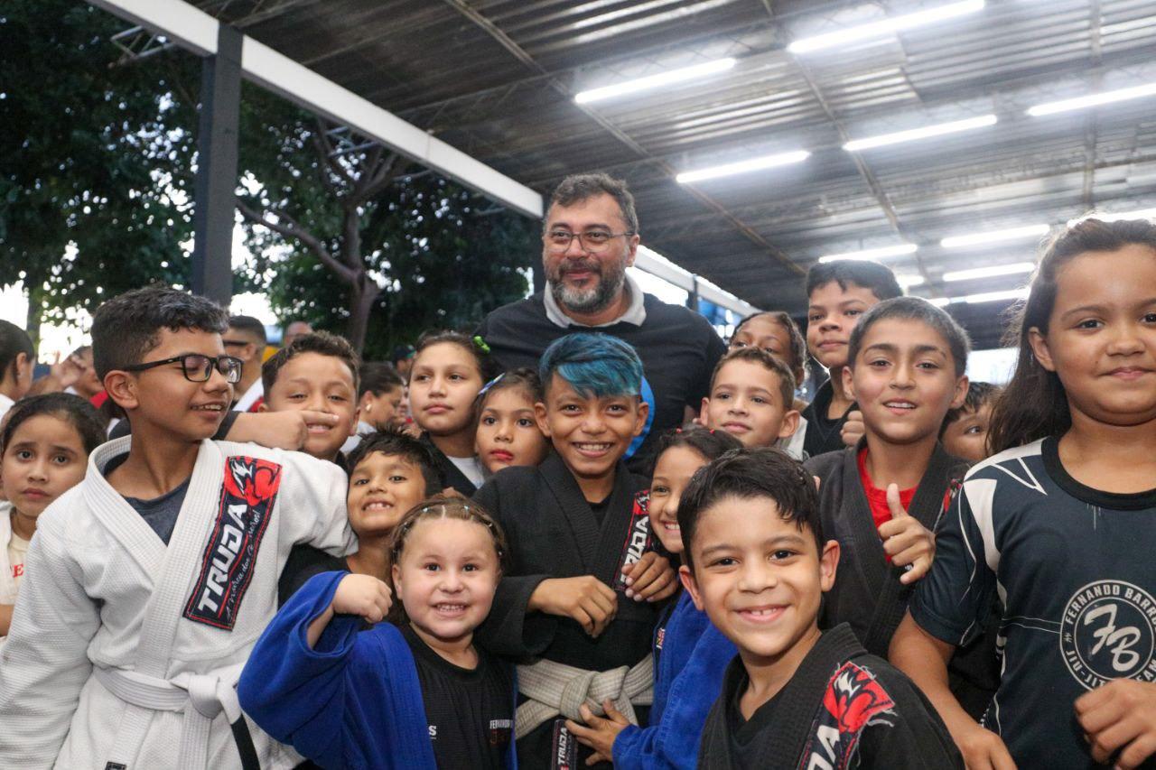 Amazonas entrega tatames e kimonos a 1.250 crianças e adolescentes