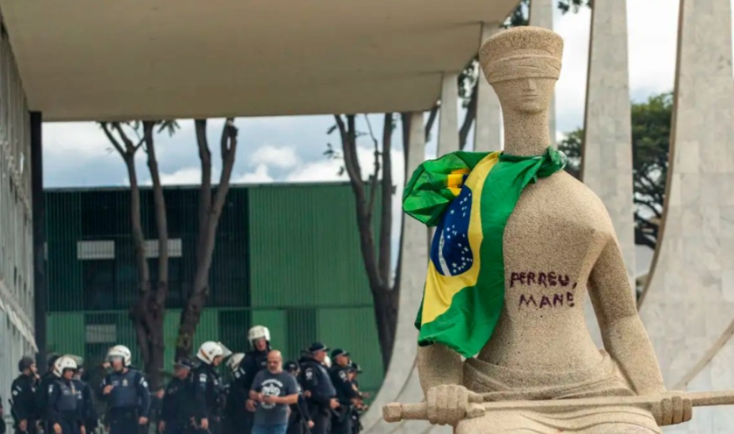 Mulher que pichou estátua do STF deixa prisão 