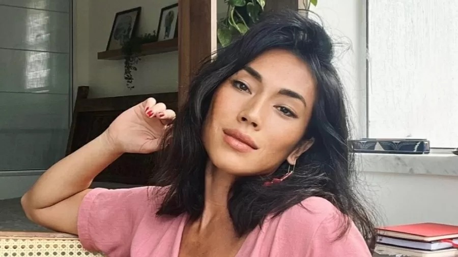 Aos 47 anos, Danni Suzuki impressiona com flexibilidade