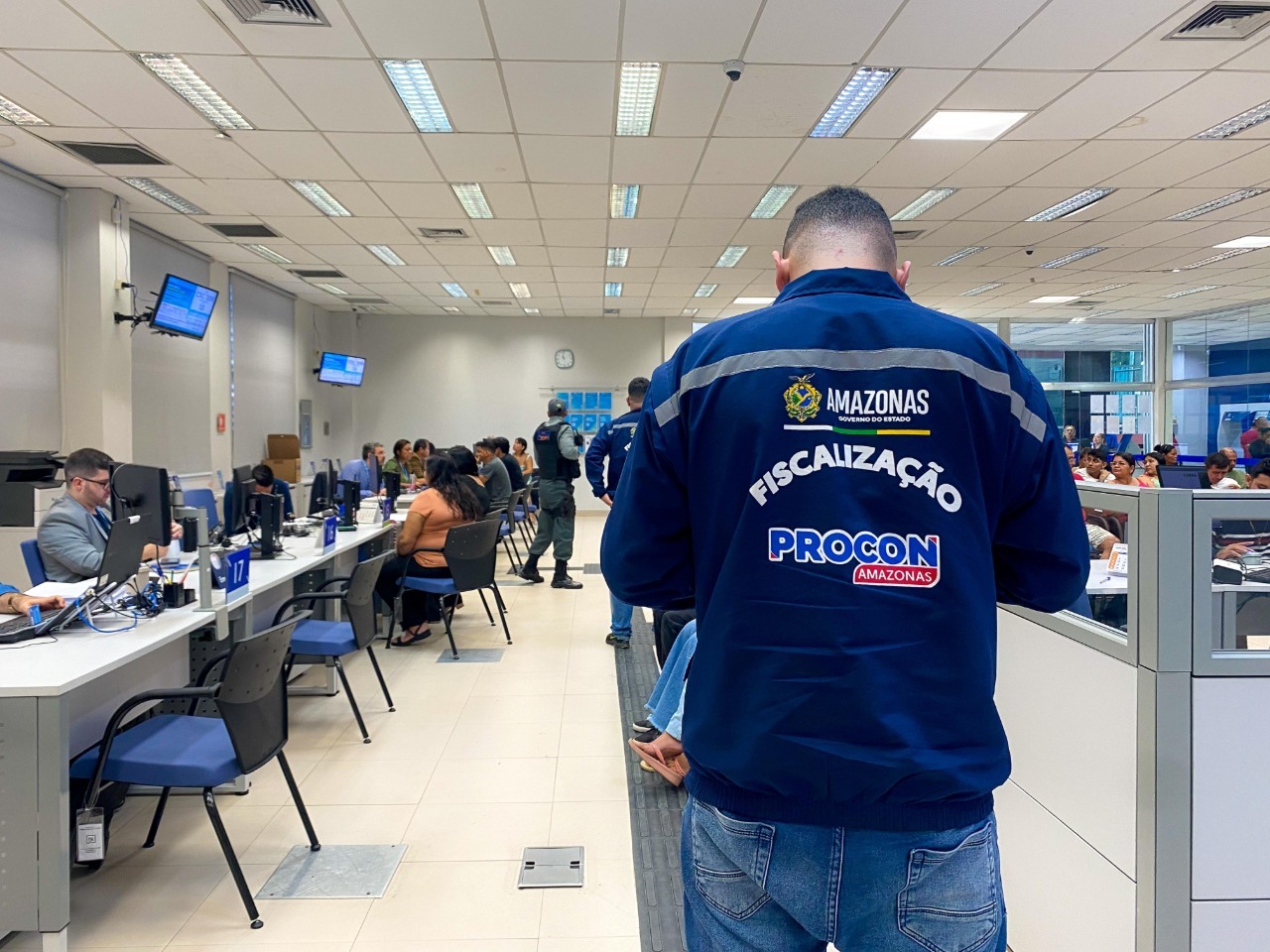 Agência da Caixa é autuada por demora no atendimento em Manaus