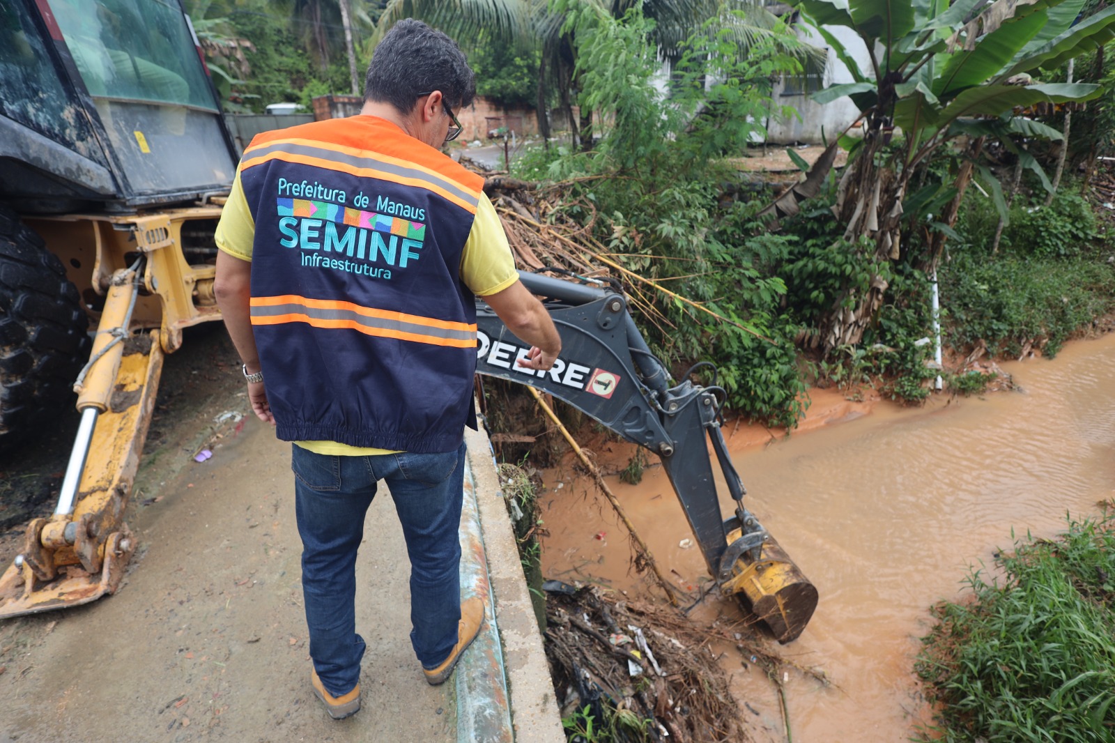 Manaus intensifica limpeza de igarapés para reduzir impactos durante chuvas
