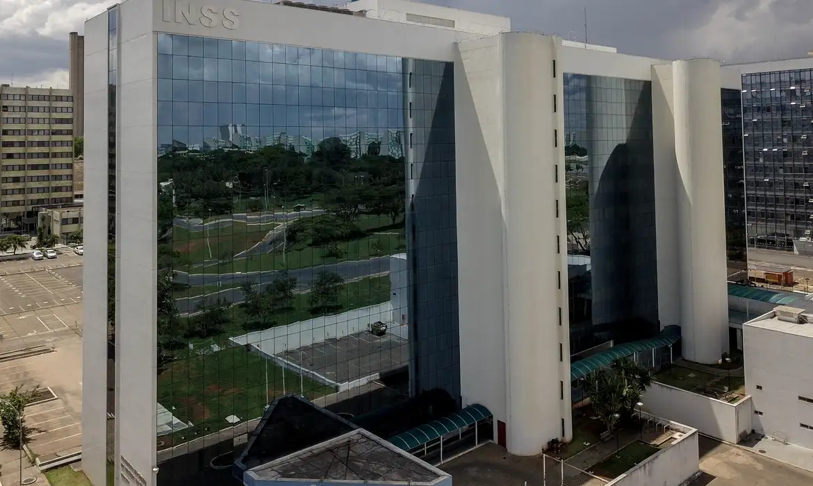 Governo antecipa 13º de aposentados do INSS para abril e maio