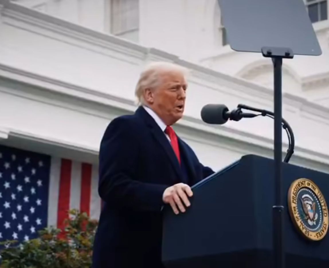 Trump mostra primeiro 'cartão ouro' de residência nos EUA, que custa US$ 5 milhões