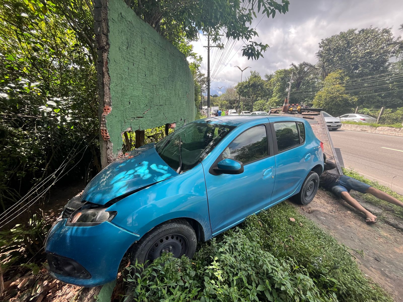 Carro desgovernado atinge muro do Inpa