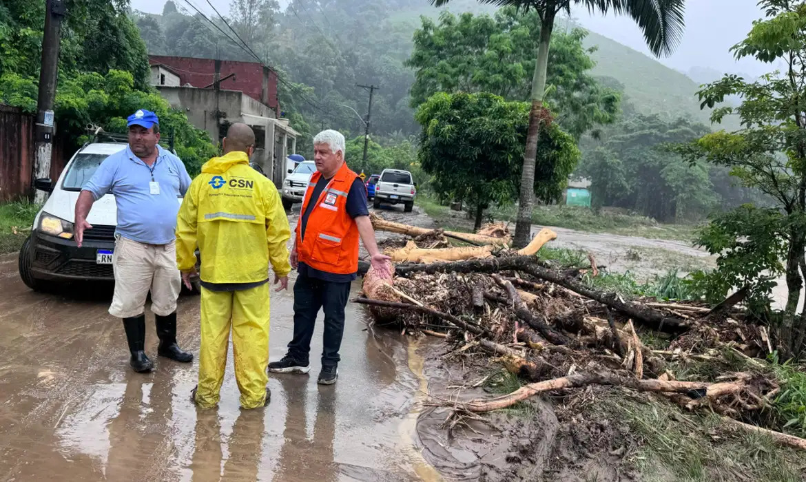 Chuvas deixam mais de 100 desalojados em Angra dos Reis, no Rio