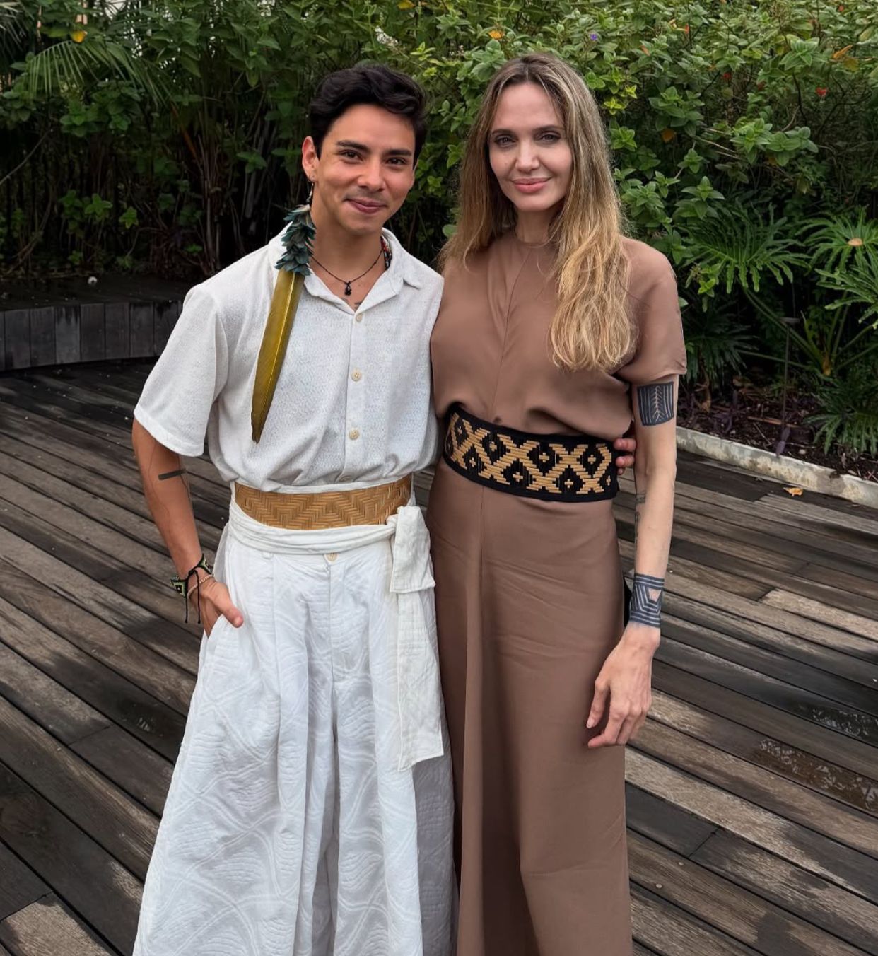 Angelina Jolie recebe peça artesanal feita por indígenas do Amazonas