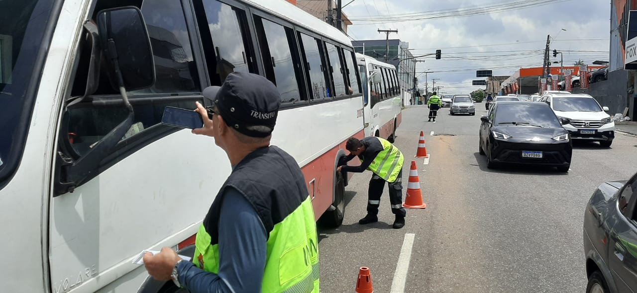 Motoristas são autuados durante fiscalização no Centro de Manaus