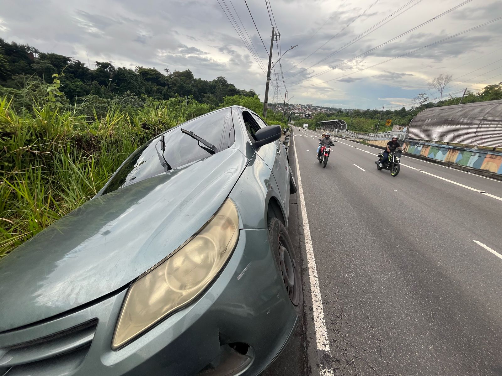 Carro perde controle e bate em grade de proteção na Avenida das Flores