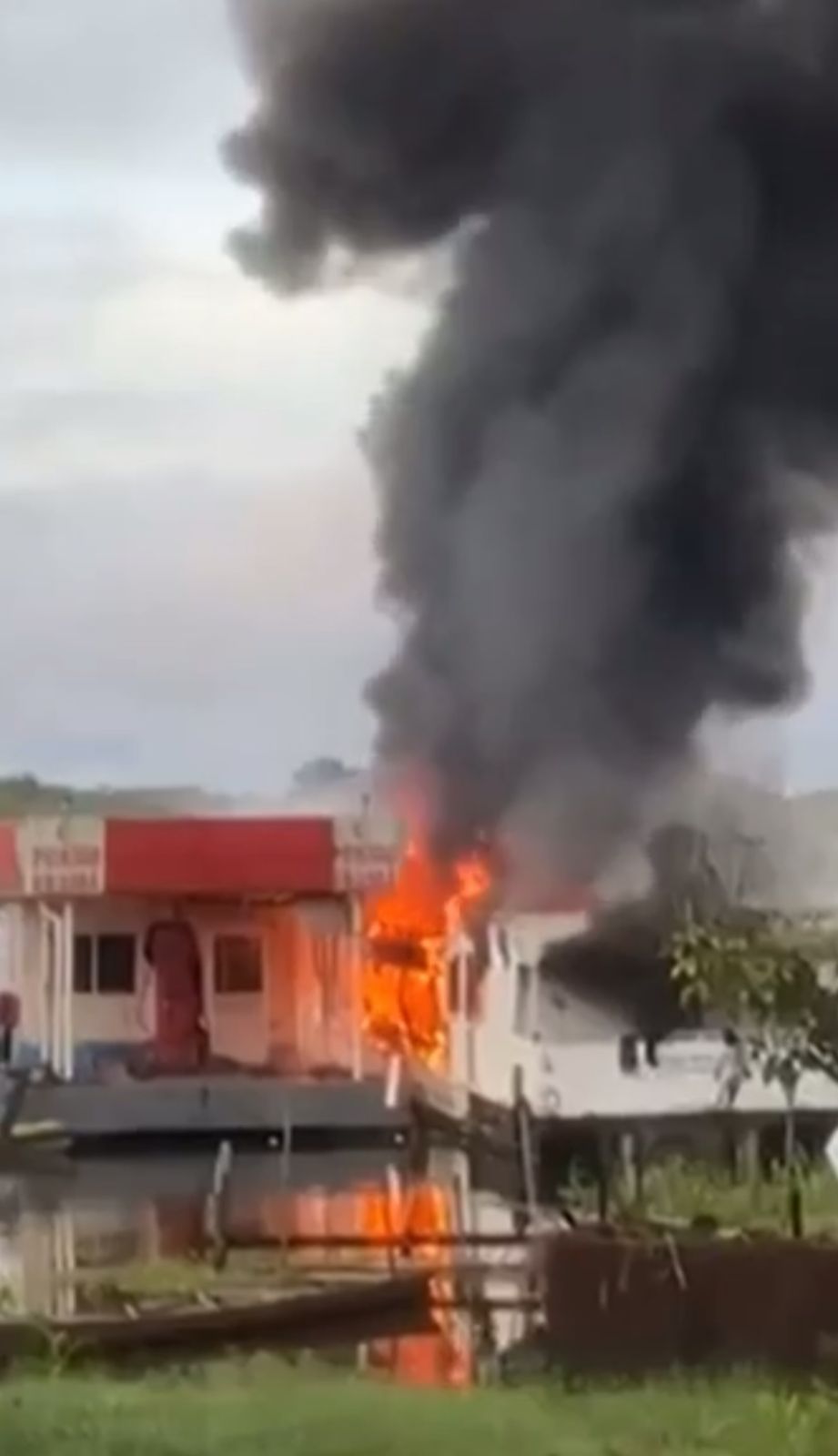 Incêndio deixa lancha completamente destruída em Anori