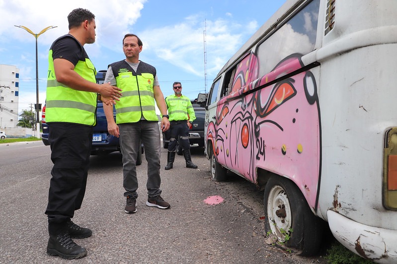 Operação 'Sucata' retira veículos abandonados das ruas e calçadas em Manaus