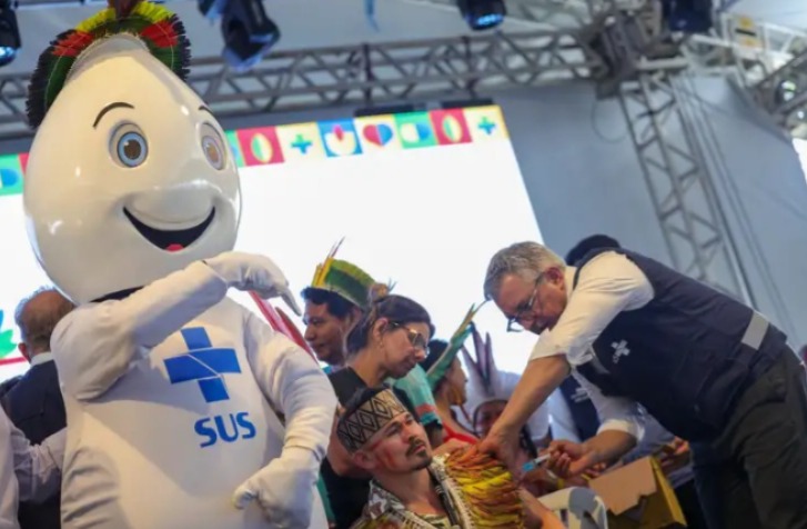 Padilha vacina lideres indígenas para mostrar segurança do imunizante 