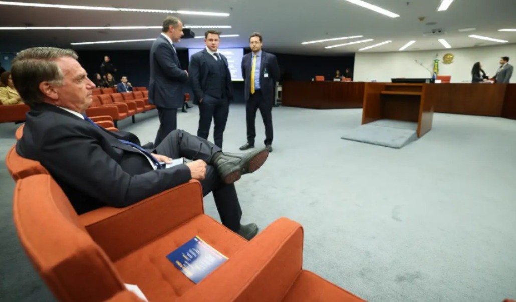Moraes dá cinco dias para Bolsonaro e réus apresentarem defesa prévia