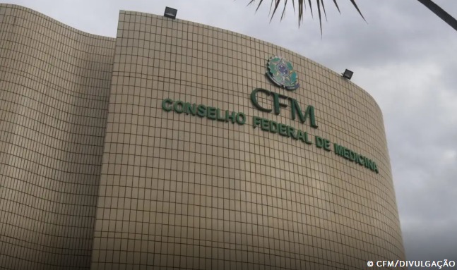 CFM veta terapia hormonal para menor de 18 anos e restringe cirurgias