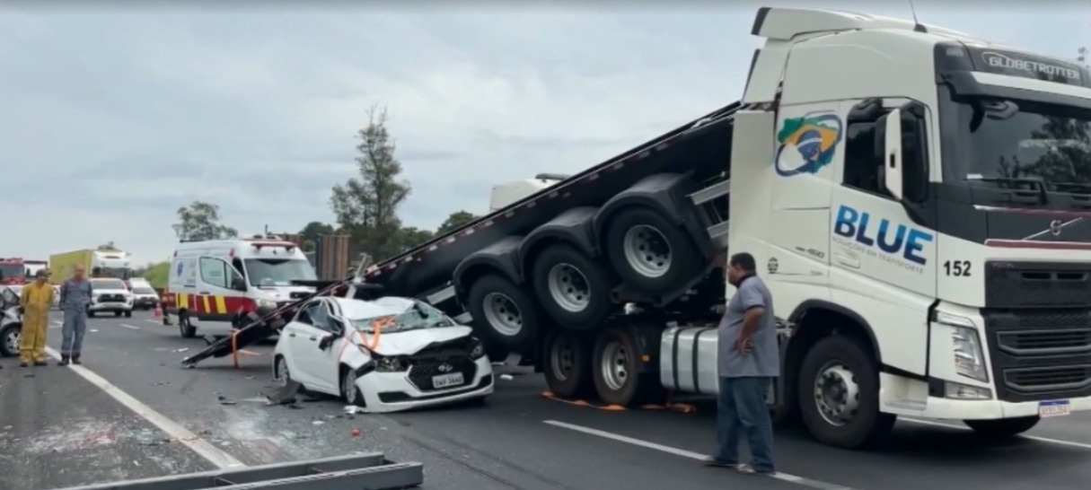 Carrocerias se soltam e atingem quatro carros em rodovia 