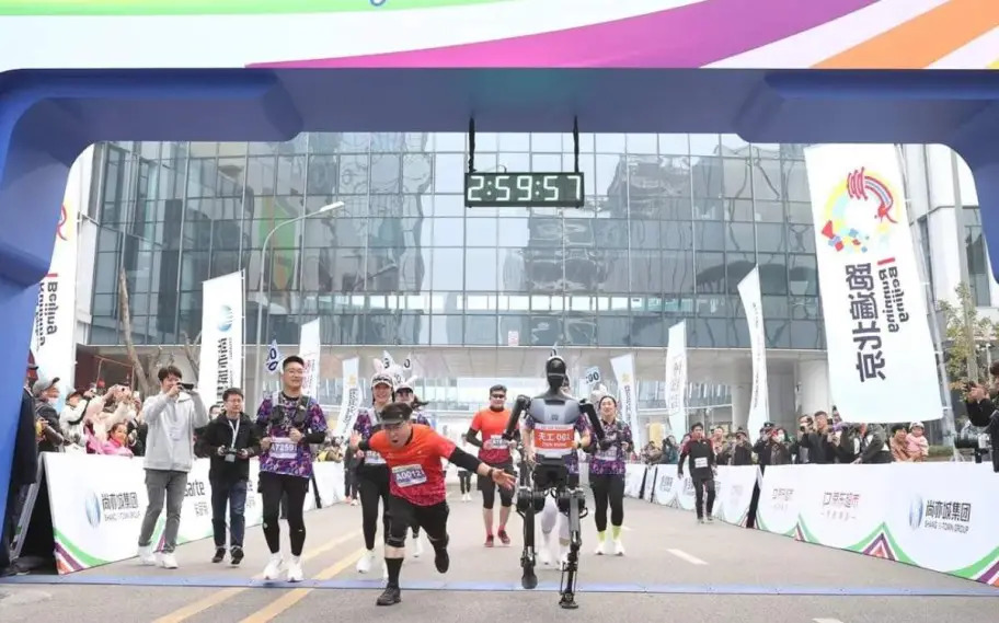 Pela 1ª vez, robôs participam de corrida contra humanos na China