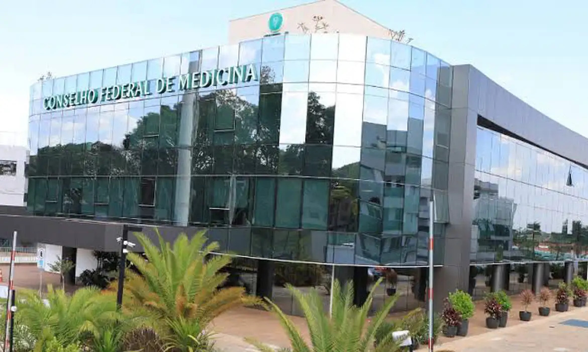 Entidades criticam CFM após veto a terapias para jovens trans