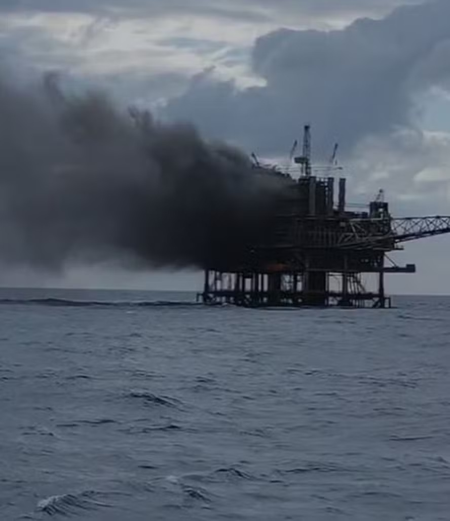 Trabalhador fica ferido durante incêndio em plataforma da Petrobras