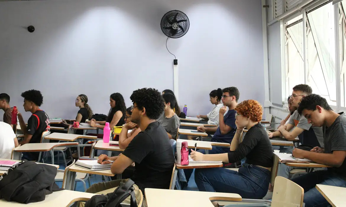 MEC abre hoje inscrições para apoio e financiamento de cursinhos populares