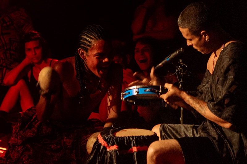 Espetáculo Mojubá leva estética afrodiaspórica ao Teatro da Instalação 