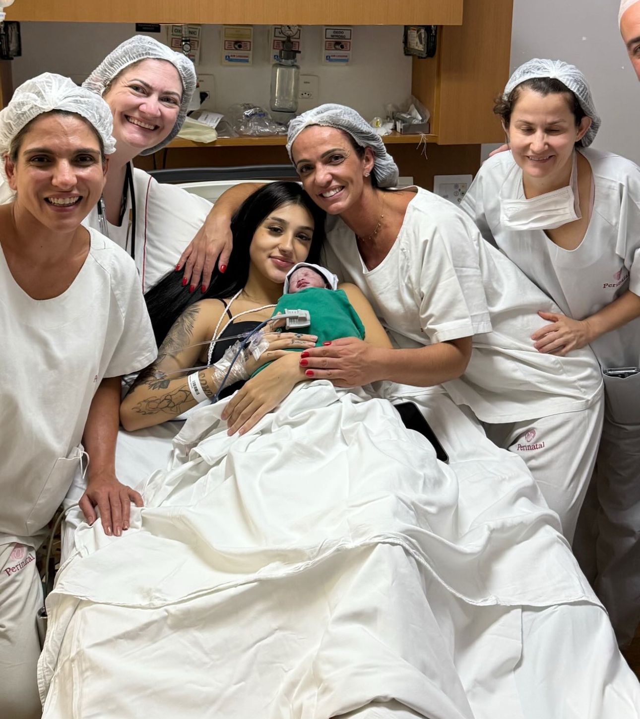 Bia Miranda dá à luz Maysha e recebe visita do ex