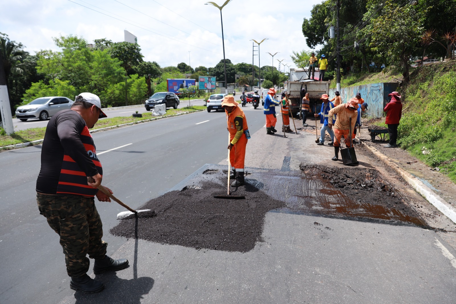Manaus recebe serviços de manutenção asfáltica na avenida Cosme Ferreira