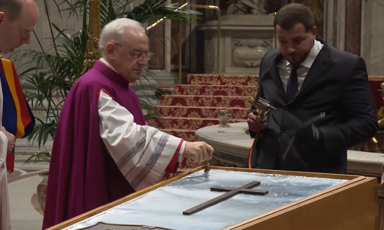 Caixão do papa Francisco é fechado após velório no Vaticano