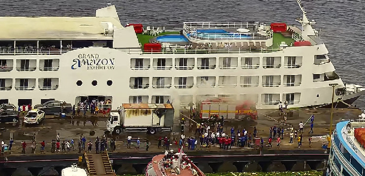 Incêndio em caminhão-baú assusta populares no Centro de Manaus