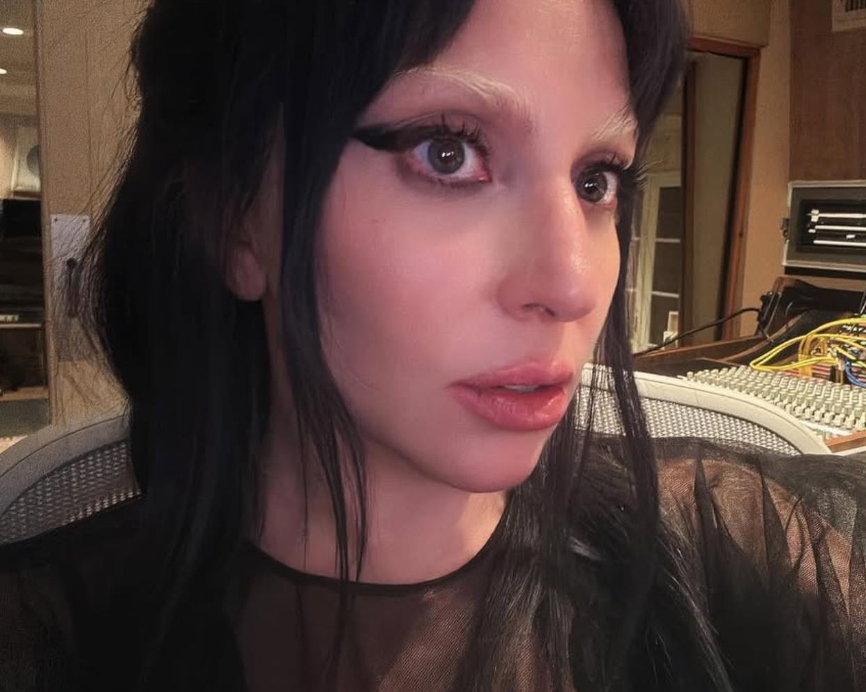 Fã de Lady Gaga usa fralda para não perder a cantora no hotel em Copacabana