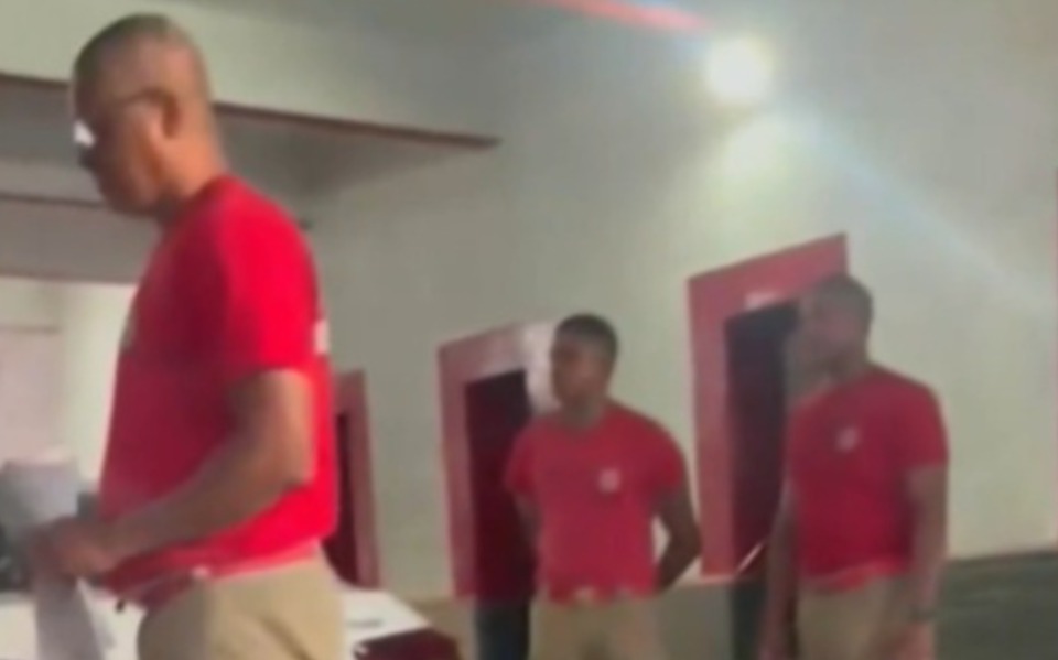  Mulher em trabalho de parto tem bebê em carro de aplicativo