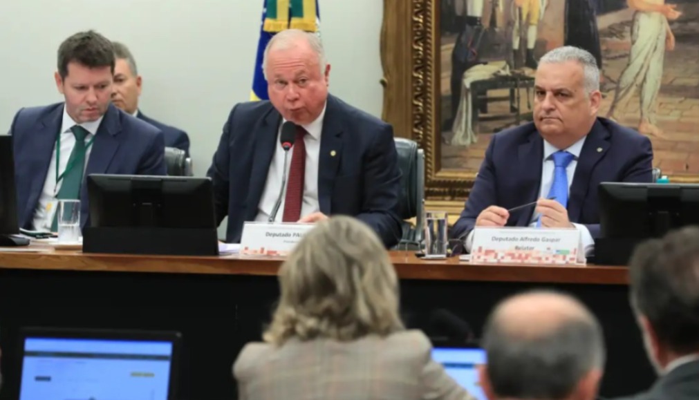 CCJ analisa suspensão de ação contra Bolsonaro e ramagem no STF