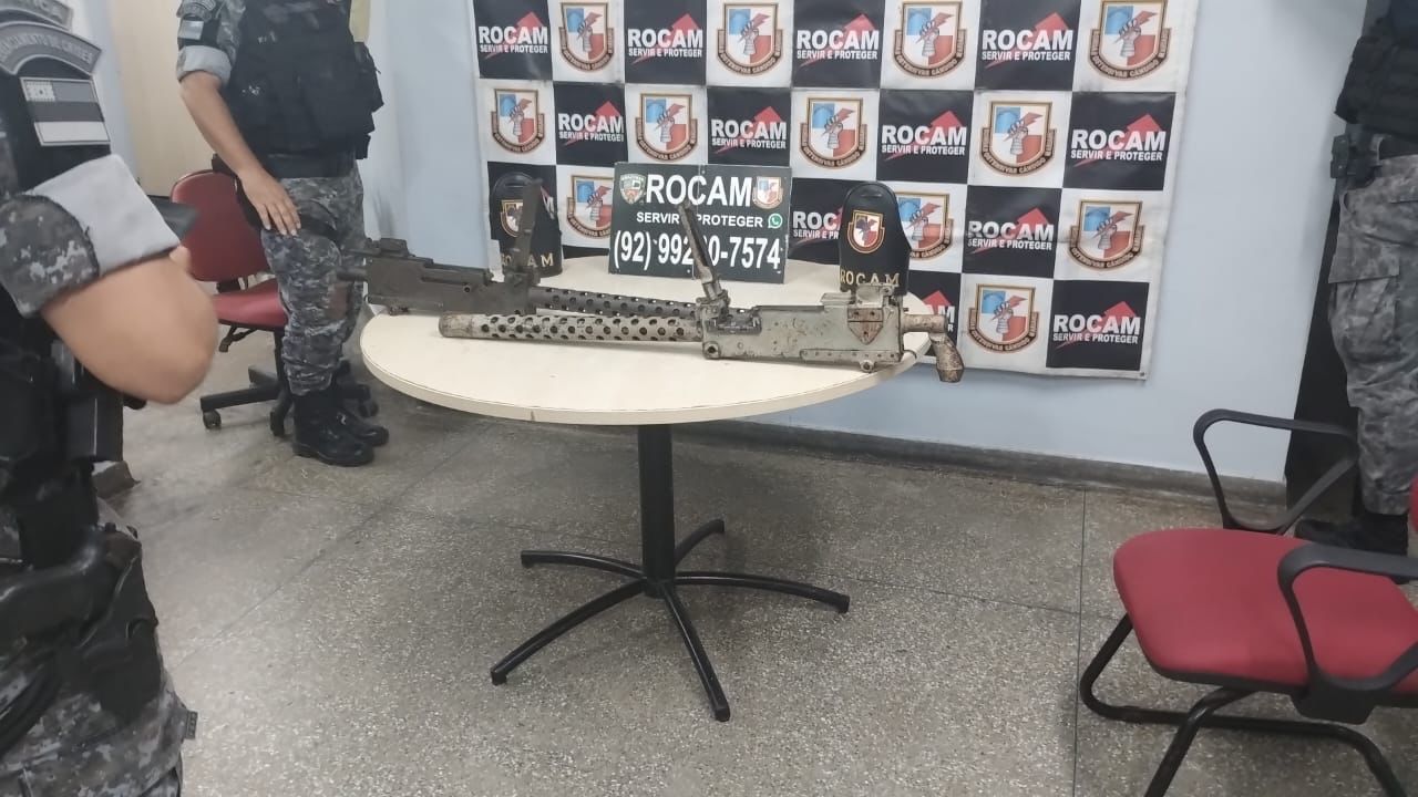 Homem é preso com submetralhadoras de guerra escondidas em carro no Zumbi