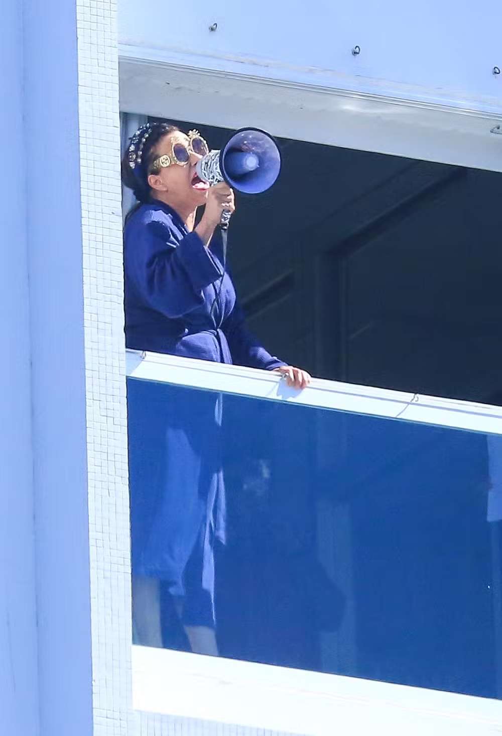 Narcisa usa megafone para falar com Lady Gaga na janela de hotel