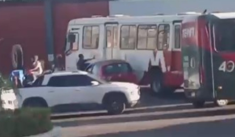 Colisão entre ônibus e carro deixa trânsito travado na Avenida Margarita