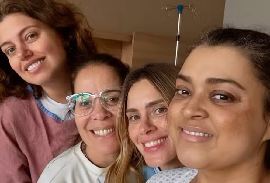 Preta Gil volta a ser internada e recebe visita de Carolina Dieckmann