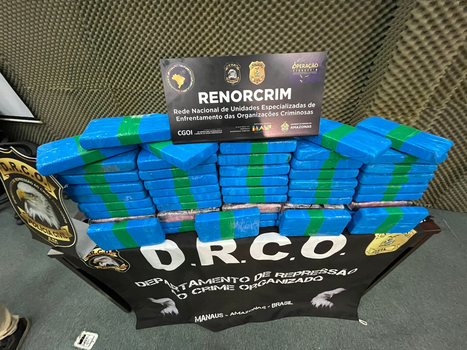 Droga milionária é apreendida em fundo falso em Manaus; nigeriano é preso