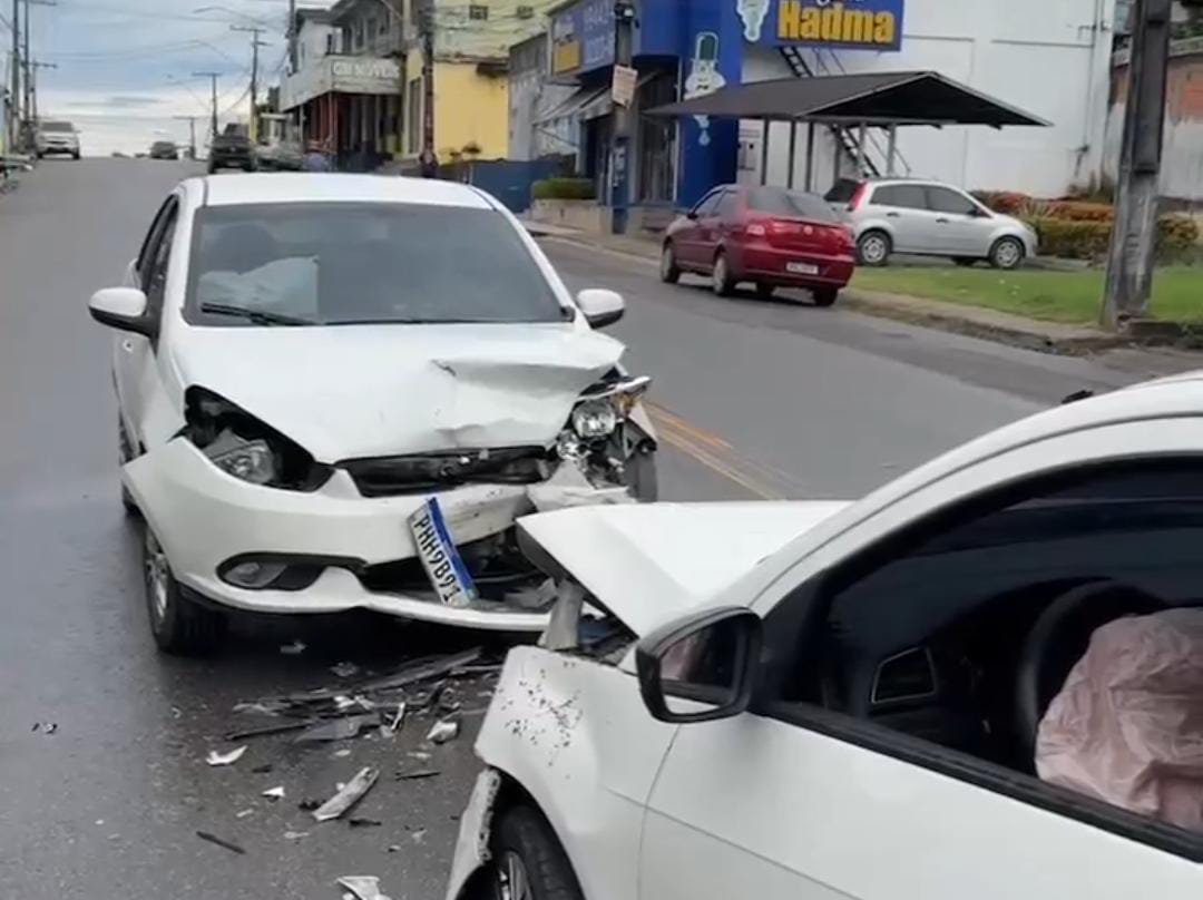 Motorista dorme ao volante, invade contramão e atinge carro na Cidade Nova