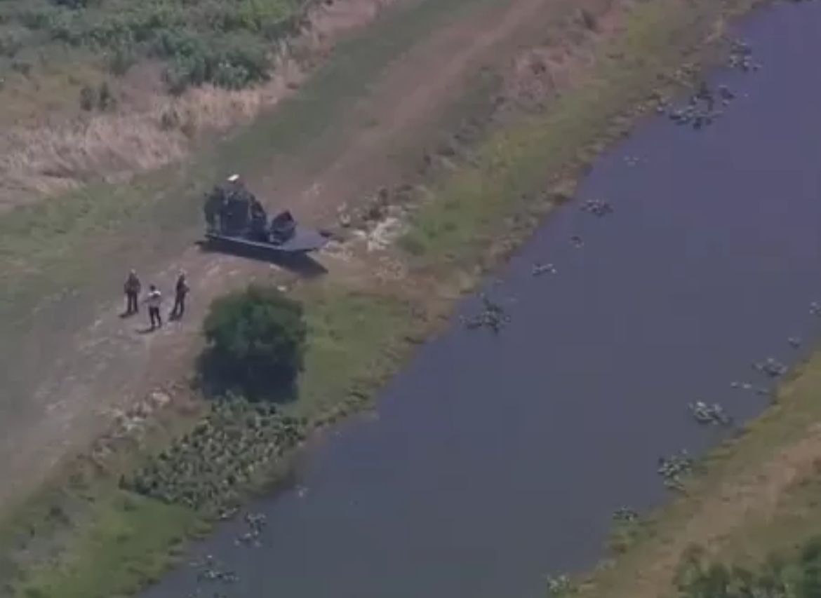 Canoa passa sobre jacaré e animal reage matando turista