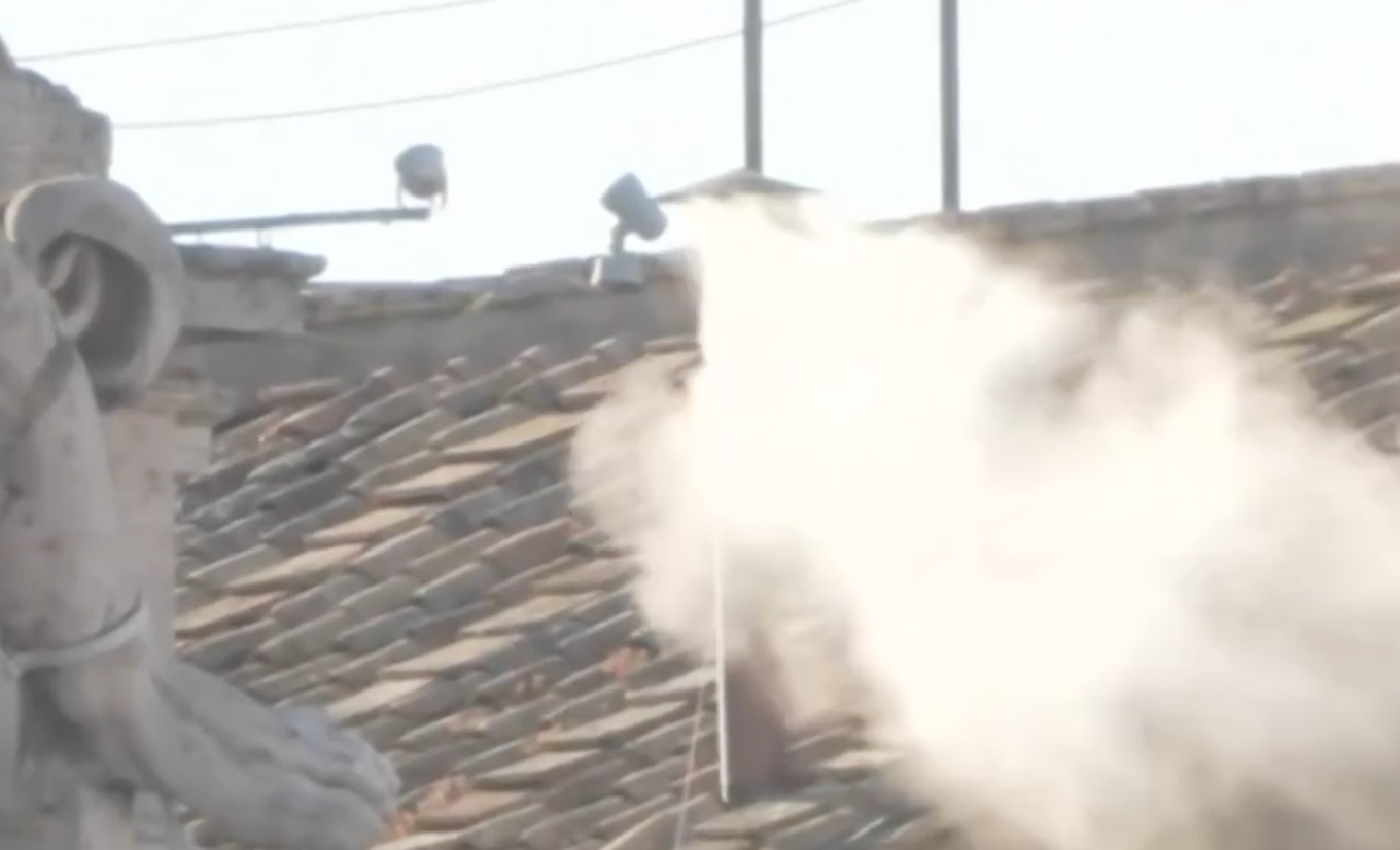 Fumaça branca no Vaticano anuncia novo papa da Igreja Católica