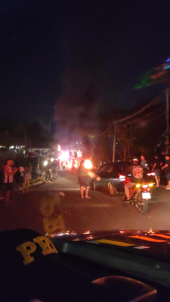 Moradores do Ismail Aziz bloqueiam BR-174 durante protesto