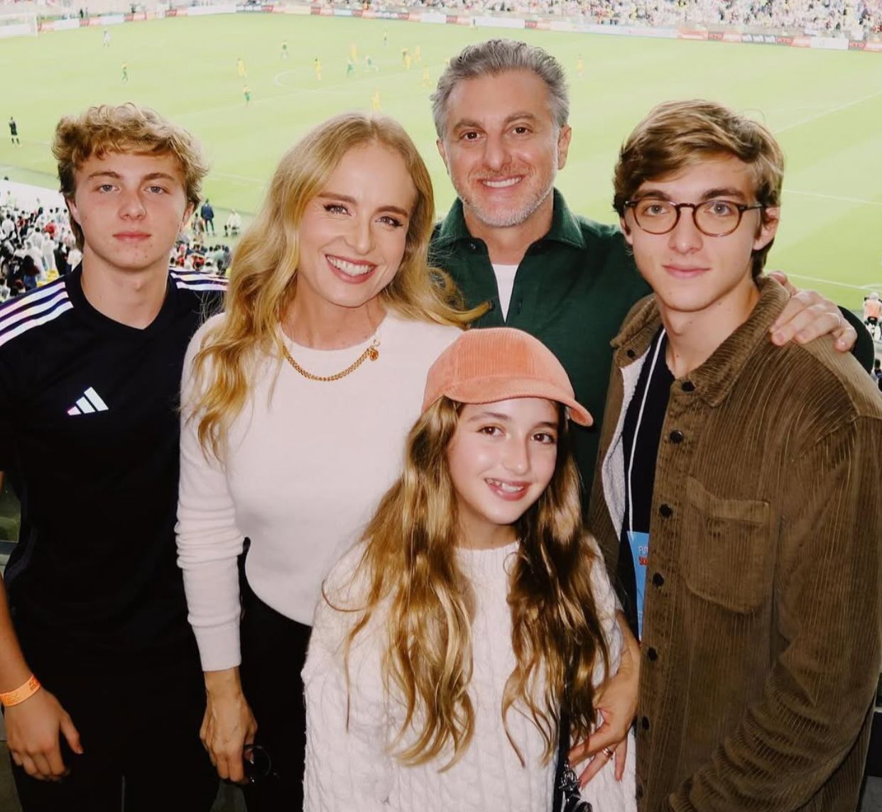 Huck homenageia Angélica e cita filhos em meio à polêmica